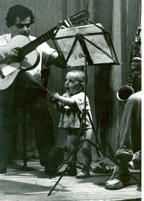 Dirk Alvermann (Fotograf*in), Gitarrist mit seinem Kind, Peñiscola, Spanien, 1961