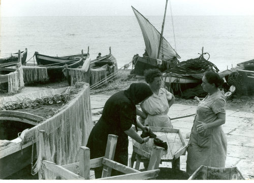 Dirk Alvermann (Fotograf*in), Die Frauen der Langustenfischer, Peñiscola, Spanien, 1961