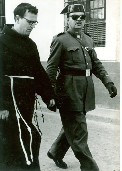 Dirk Alvermann (Fotograf*in), Guardia Civil und Mönch, Tarragona, 1957