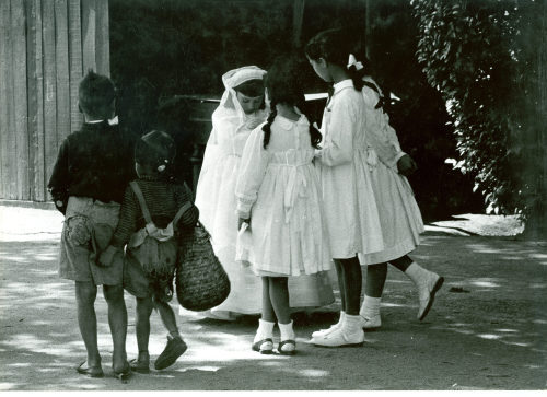 Dirk Alvermann (Fotograf*in), Begegnung ärmlich und festlich gekleideter Kinder, Madrid, 1957