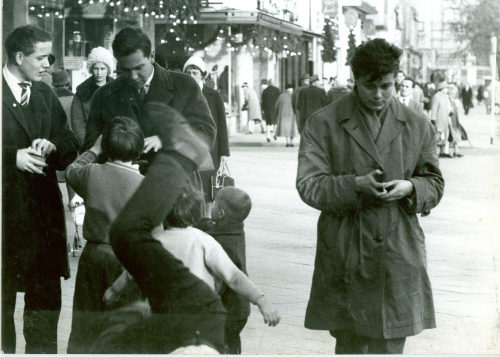 Dirk Alvermann (Fotograf*in), Radschläger und deren "Opfer", Königsallee, Düsseldorf, 1961