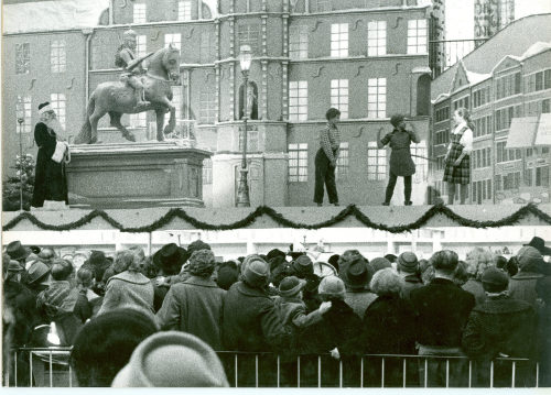 Dirk Alvermann (Fotograf*in), Weihnachtliche Aufführung vor Rathauskulisse, Düsseldorf, um 1960