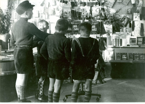 Dirk Alvermann (Fotograf*in), Kinder vor den Buchauslagen, Kaufhof, Düsseldorf, 1956