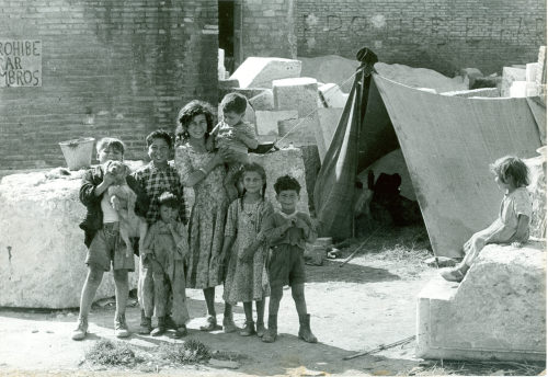 Dirk Alvermann (Fotograf*in), Zigeuner vor Zeltunterkunft, Valencia, 1957