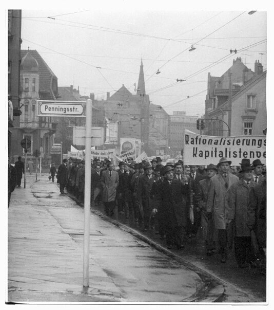 Demonstration der Gewerkschafter gegen Zechenstillegung, Ruhrgebiet