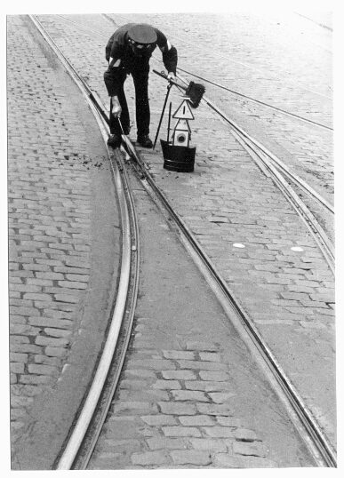 Dirk Alvermann (Fotograf*in), Weichenreinigung bei der Straßenbahn, Düsseldorf, 1964