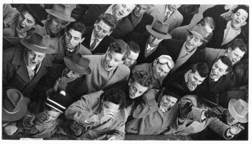 Dirk Alvermann (Fotograf*in), Zuschauer beim Fußball im Rheinstadion, Düsseldorf, 1956