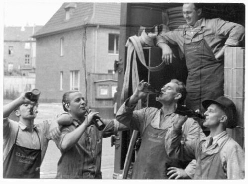 Dirk Alvermann (Fotograf*in), Transportarbeiter bei Dirk Alvermanns Umzug von Gelsenkirchen nach Düsseldorf, 1957