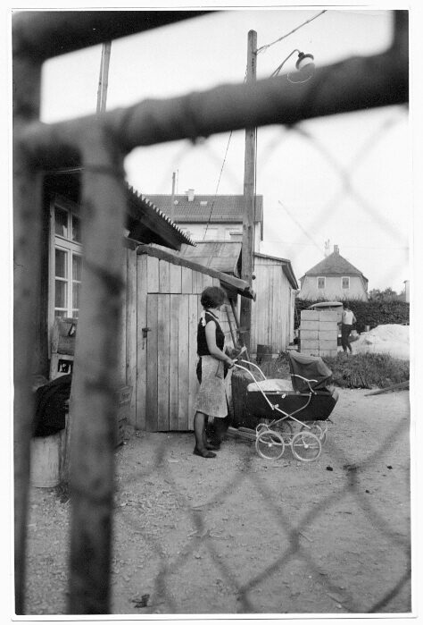 Dirk Alvermann (Fotograf*in), Frau und Kind eines italienischen Gastarbeiters vor der Baracke, Stuttgart, 1964