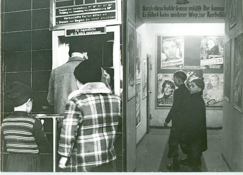 Dirk Alvermann (Fotograf*in), Kino im ehemaligen Luftschutzbunker unter dem Karlsplatz, Düsseldorf, 1956 - 1957