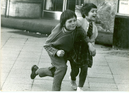 Dirk Alvermann (Fotograf*in), Zwei Mädchen auf der Königsallee, Düsseldorf, 1960