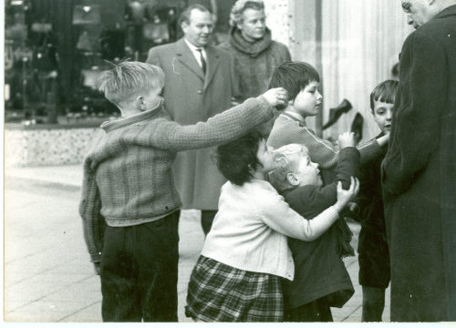 Dirk Alvermann (Fotograf*in), Fordernde Radschläger, Königsallee, Düsseldorf, 1960