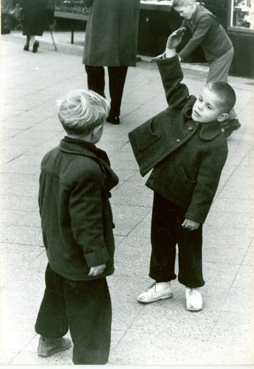 Dirk Alvermann (Fotograf*in), Anweisung zum Radschlagen, Königsallee, Düsseldorf, 1960