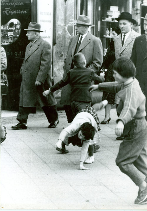 Dirk Alvermann (Fotograf*in), Radschläger auf der Königsallee, Düsseldorf, 1961