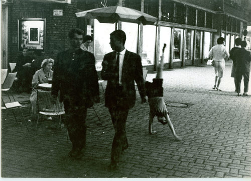 Dirk Alvermann (Fotograf*in), Radschläger und Passanten auf der Schneider-Wibbel-Gasse, Düsseldorf, 1961