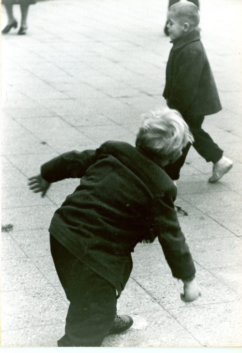 Dirk Alvermann (Fotograf*in), Kinder auf der Königsallee, Düsseldorf, 1960