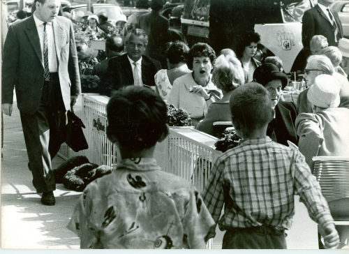 Dirk Alvermann (Fotograf*in), Kinder und Erwachsene auf der Königsallee, Düsseldorf, 1961