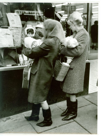 Zwei junge Mütter mit Babys vor Schaufenster, Sheffield .England