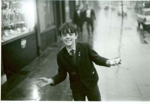 Dirk Alvermann (Fotograf*in), Freudige Pose, Sheffield, 1965