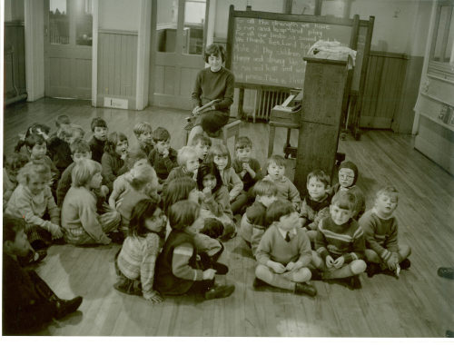 Dirk Alvermann (Fotograf*in), Integrationsschule mit ausländischen Kindern, Sheffield, 1965