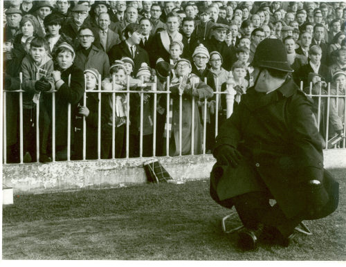 Dirk Alvermann (Fotograf*in), Zuschauer und Polizist beim Fußballspiel, Sheffield, 1965