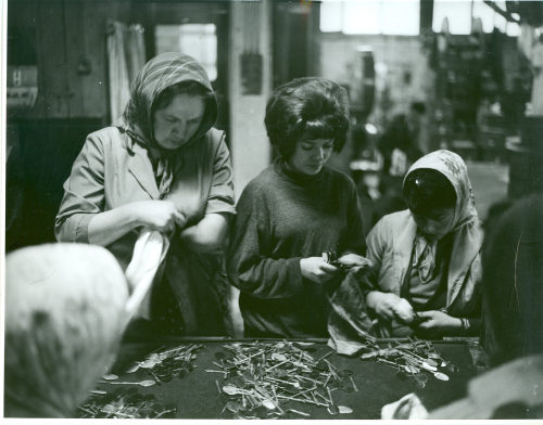 Dirk Alvermann (Fotograf*in), Arbeiterinnen bei der Herstellung von Löffeln, Sheffield, 1965