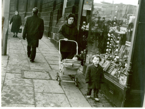 Dirk Alvermann (Fotograf*in), Passanten vor Schaufenster, Sheffield, 1965