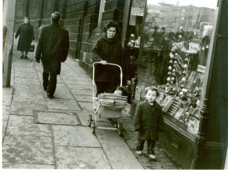 Passanten vor Schaufenster, Sheffield