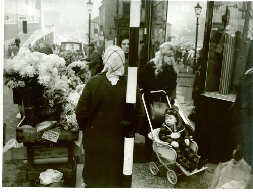 Dirk Alvermann (Fotograf*in), Blumenstand, Sheffield, 1965