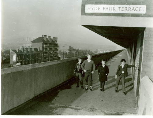 Dirk Alvermann (Fotograf*in), Kinder auf der Hyde Park Terrace, Sheffield, 1965