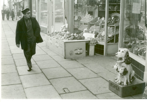 Dirk Alvermann (Fotograf*in), Obstgeschäft mit Sammelstelle, Sheffield, 1965