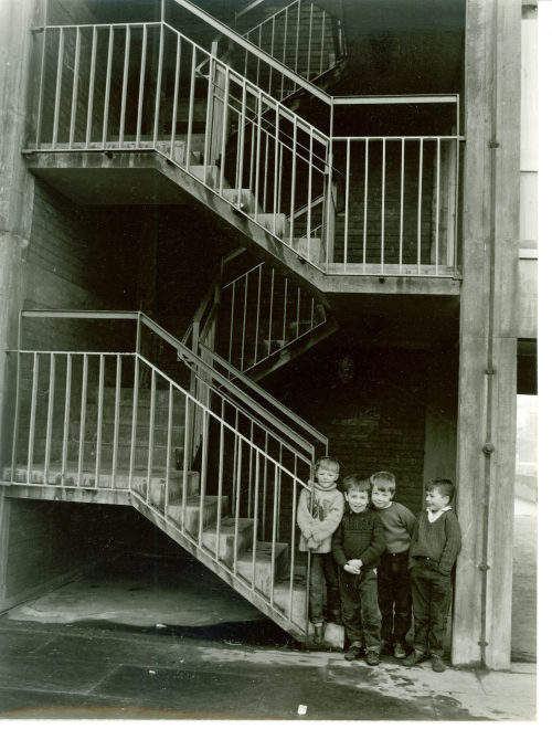 Dirk Alvermann (Fotograf*in), Kinder posieren an der Treppe zur Hyde Park Terrace, Sheffield, 1965