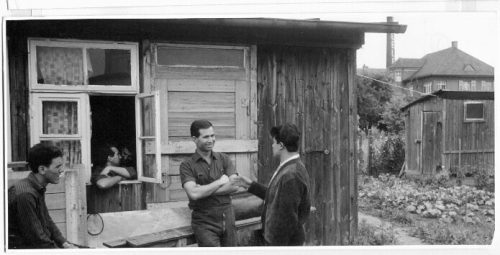 Dirk Alvermann (Fotograf*in), Italienische Gastarbeiter vor ihrer Baracke, Stuttgart, 1964