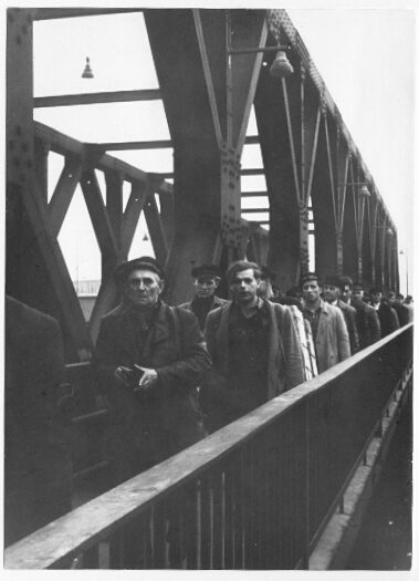 Dirk Alvermann (Fotograf*in), Schauerleute auf der Brücke, Hamburg, 1957