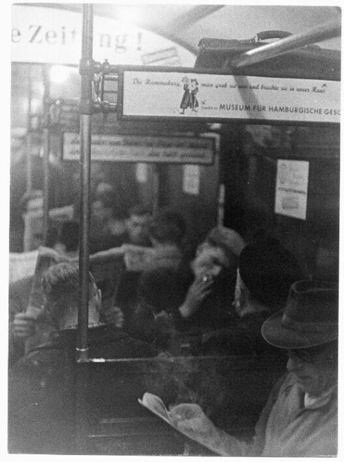 Dirk Alvermann (Fotograf*in), Fahrgäste in der U-Bahn, Hamburg, 1957