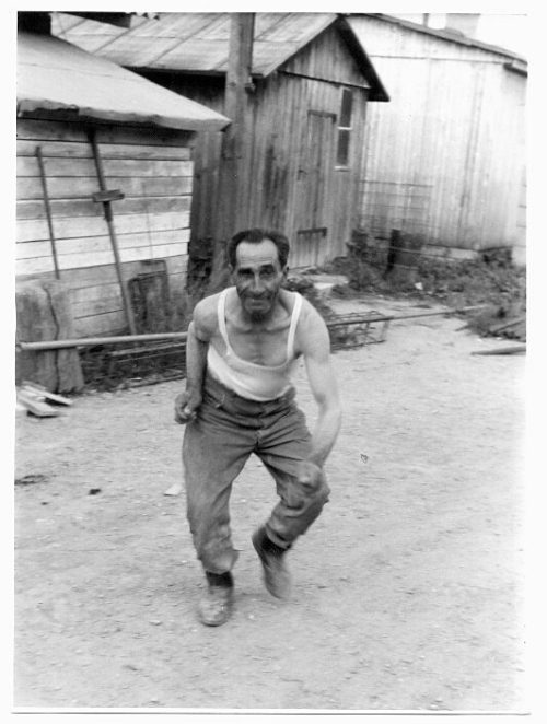 Dirk Alvermann (Fotograf*in), Italienischer Gastarbeiter bei Mercedes vor den Behausungen, Stuttgart-Untertürkheim, 1964