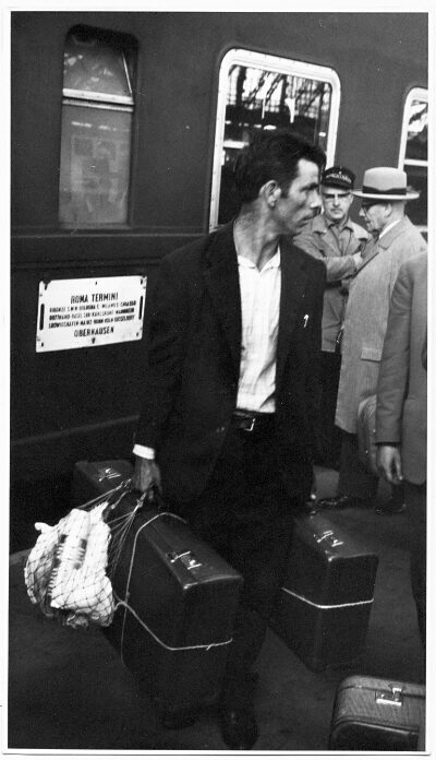 Dirk Alvermann (Fotograf*in), Italienischer Gastarbeiter am Bahnhof Köln, 1964