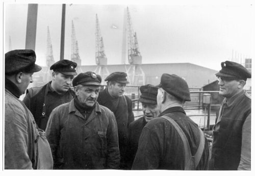 Dirk Alvermann (Fotograf*in), Schauerleute am Hafen, Hamburg, 1957