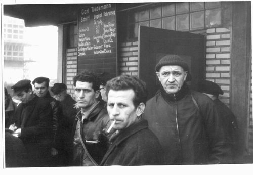 Dirk Alvermann (Fotograf*in), Schauerleute am Hafen, Hamburg, 1957