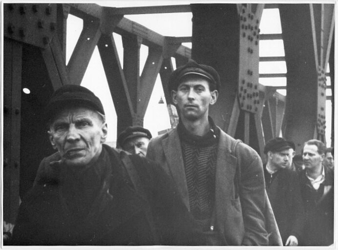 Schauerleute auf Brücke, Hamburg