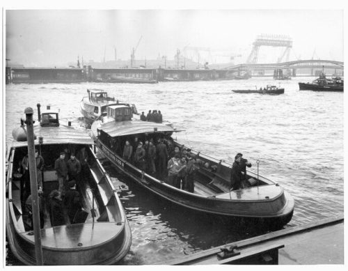 Dirk Alvermann (Fotograf*in), Arbeiter auf Barkassen, Hamburg, 1964