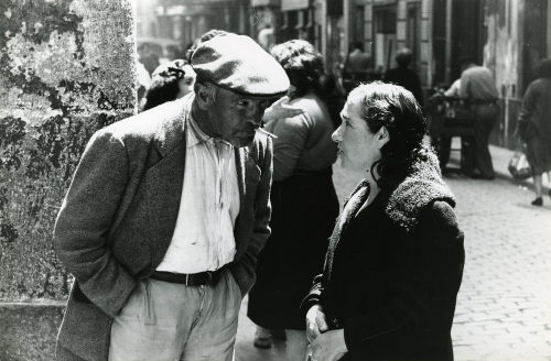 Dirk Alvermann (Fotograf*in), Aufmerksamer Zuhörer, Barcelona, 1957