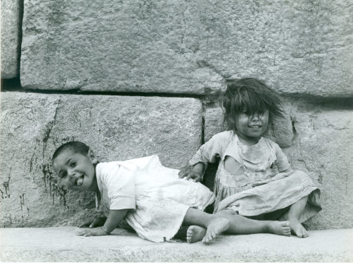 Dirk Alvermann (Fotograf*in), Romakinder vor dem Stadttor von Toledo, Mai 1957