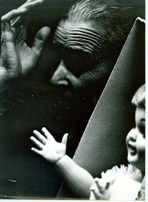 Dirk Alvermann (Fotograf*in), Frau mit Puppe, Madrid, 1957