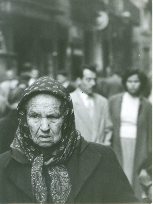 Dirk Alvermann (Fotograf*in), Strassenszene mit alter Frau, Barcelona, 1957