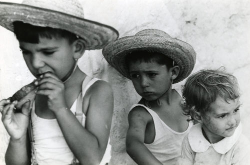 Dirk Alvermann (Fotograf*in), Drei Kinder, Peñiscola, Spanien, 1957