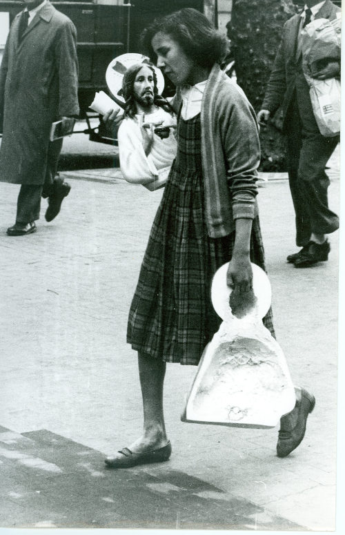 Dirk Alvermann (Fotograf*in), Frau mit Christusbüste, Barcelona, 1957