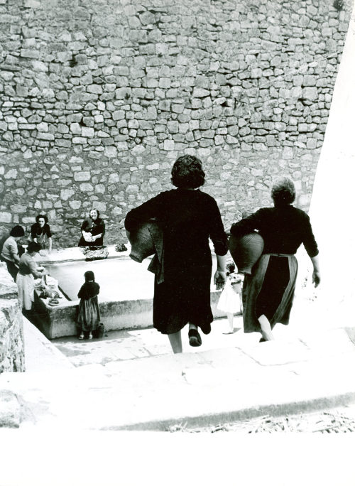 Dirk Alvermann (Fotograf*in), Frauen an der Wasserstelle, Peñiscola, 1957