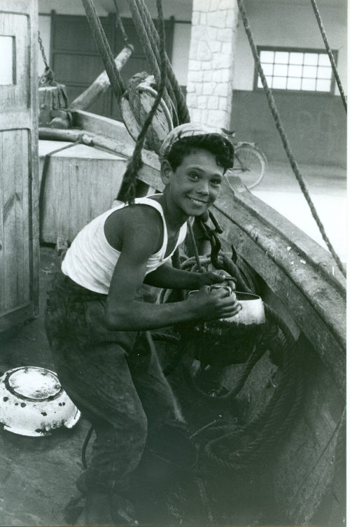 Dirk Alvermann (Fotograf*in), Bootsjunge vor Kombüse im Hafen von Peñiscola, Spanien, Juli 1961