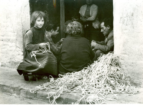 Dirk Alvermann (Fotograf*in), Die ganze Familie bei der Heimarbeit, Valencia, 1957